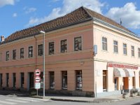 Ulica Augusta Šenoe 2, Zgrada u kojoj se nalazilo poznato petrinjsko svratište Tri gavrana građena je na prijelazu 19. u 20. stoljeće u stilu arhitekture neoklasicizma  Zgrada u kojoj se nalazilo poznato petrinjsko svratište Tri gavrana građena je na prijelazu 19. u 20. stoljeće u stilu arhitekture neoklasicizma. U ovoj zgradi, 14. listopada 1906. godine osnovana je mjesna organizacija tadašnje Hrvatske pučke seljačke stranke, uz osobnu nazočnost Stjepana Radića.